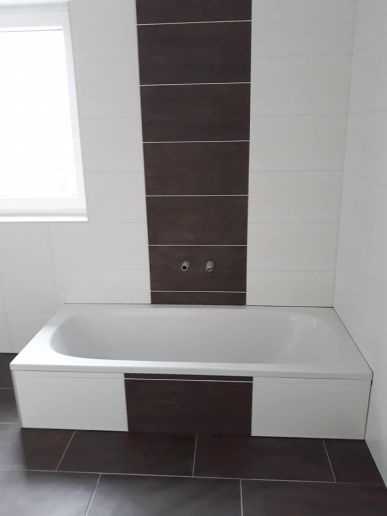 Bad Neubau: Wand- und Bodenfliesen verlegt