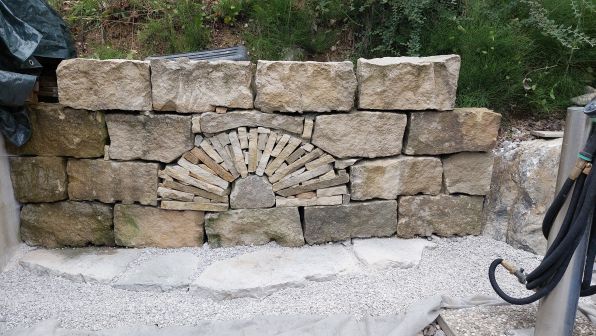 Steinmetz-Arbeit Natursteinmauer als Hochbeet