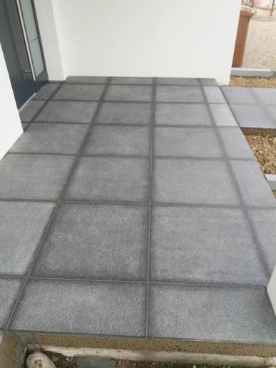 Hauseingang mit Weg durch Vorgarten Plattenverlegung